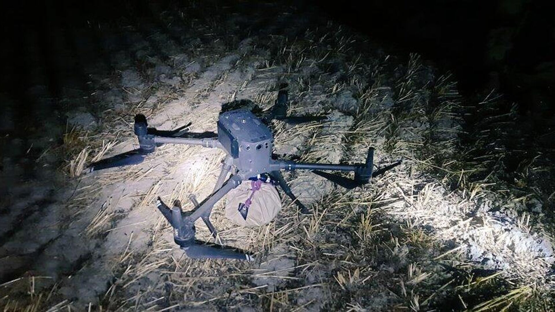 Pakistani drone carrying suspected narcotics, which violated Indian Airspace, has been intercepted by Alert BSF troops in Amritsar Sector.  - Sputnik India, 1920, 23.05.2023