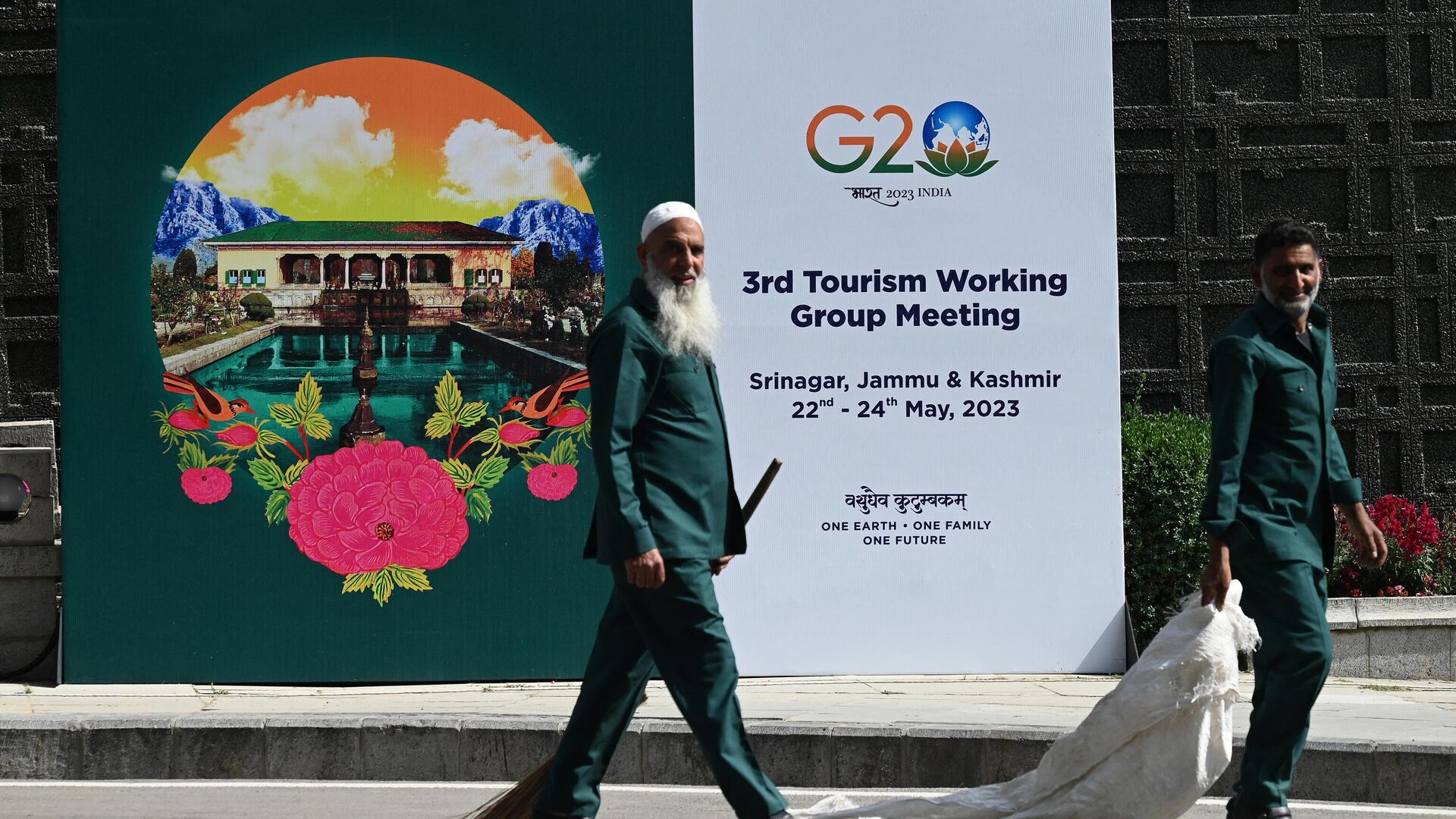 Workers walk outside the SKICC convention centre durign the G20 tourism meeting in Srinagar on May 23, 2023. - Sputnik India, 1920, 23.05.2023