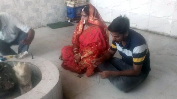 Bride in India chases runaway groom over 20 km and brings him back to temple for wedding - Sputnik India