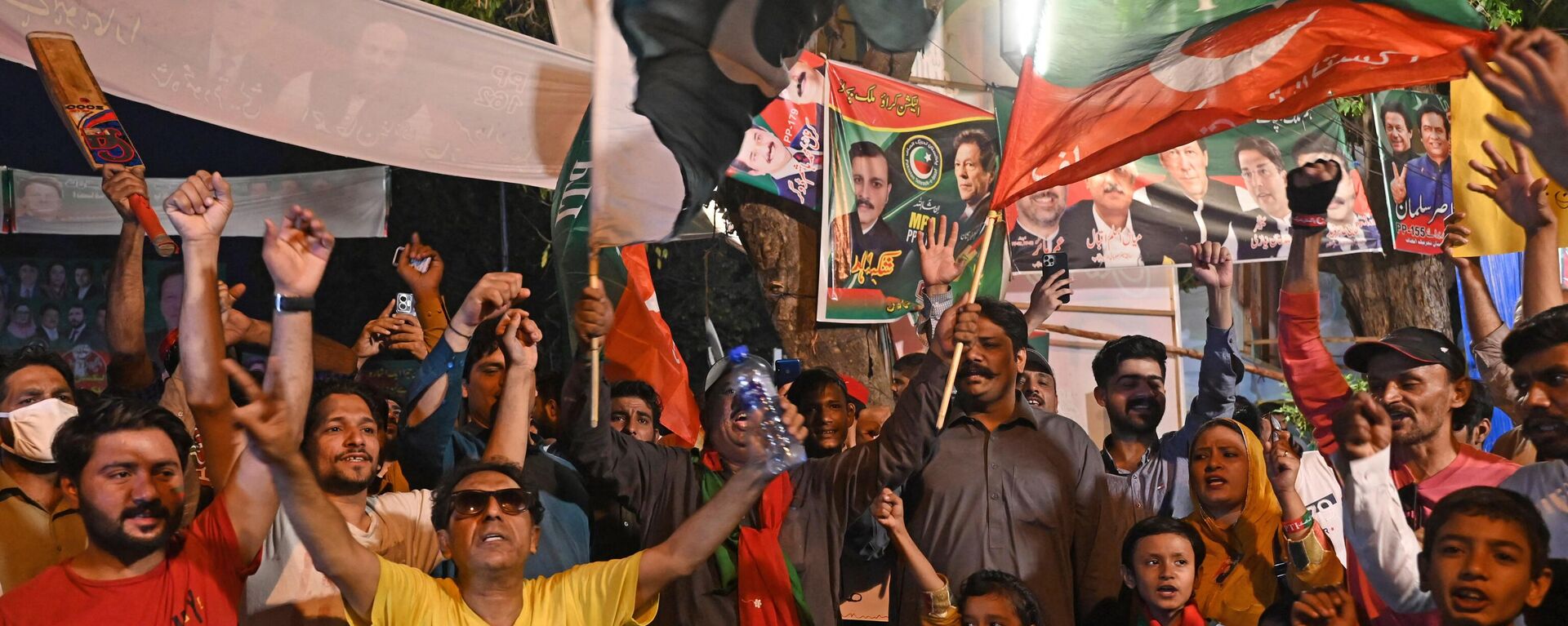 Activists of Pakistan Tehreek-e-Insaf (PTI) party of former Pakistan's Prime Minister Imran Khan, gather in support of country's judicial system at Zaman Park in Lahore on May 14, 2023. - Sputnik India, 1920, 24.05.2023
