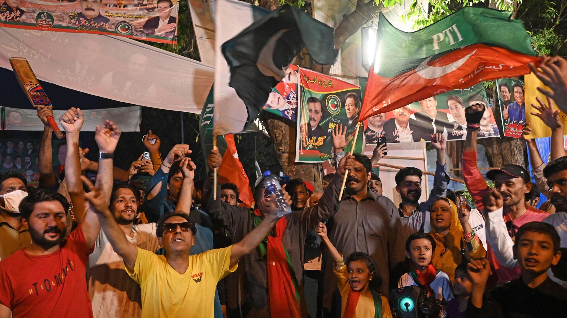 Activists of Pakistan Tehreek-e-Insaf (PTI) party of former Pakistan's Prime Minister Imran Khan, gather in support of country's judicial system at Zaman Park in Lahore on May 14, 2023. - Sputnik India, 1920, 24.05.2023