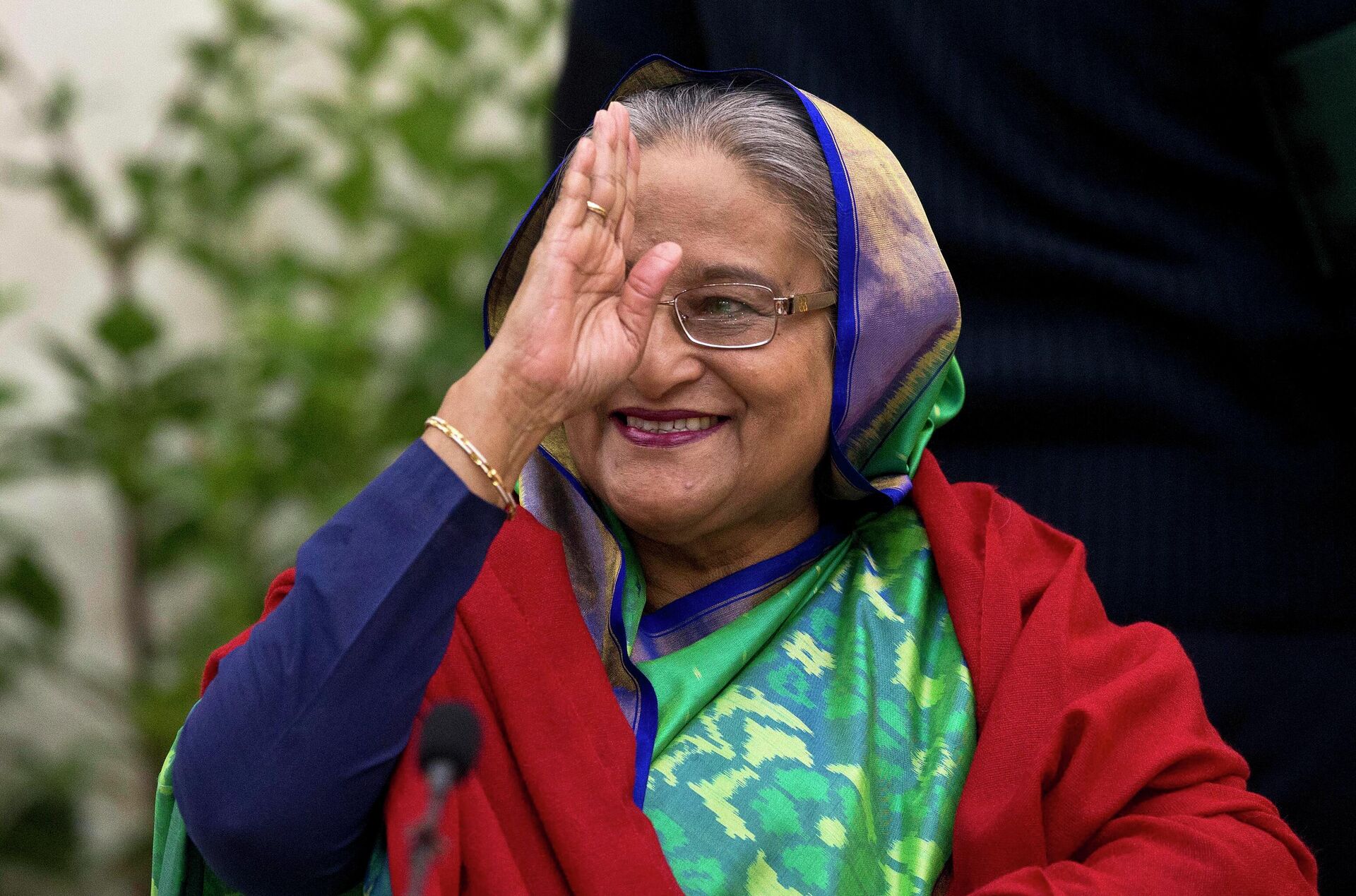 Bangladeshi Prime Minister Sheikh Hasina greets the gathering during an interaction with journalists after official election results gave her a third straight term, in Dhaka, Bangladesh, Dec. 31, 2018. - Sputnik India, 1920, 06.09.2023