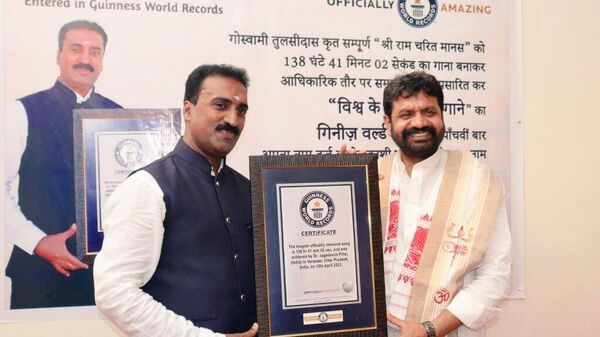 UP Minister Dayashankar Mishra 'Dayalu' giving Guinness World Records certificate to Dr Jagdish Pillai - Sputnik India
