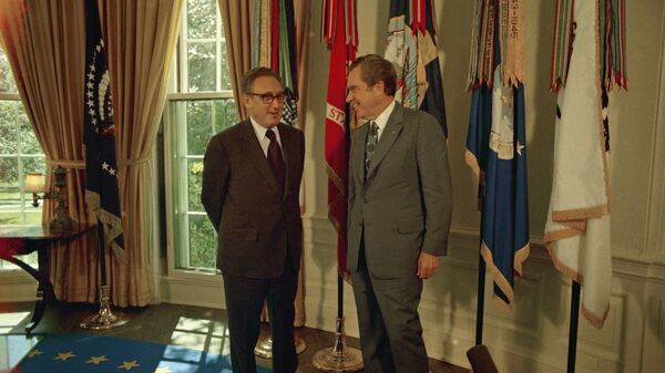 Государственный деятель Генри Киссинджер и президент США Ричард Никсон в Овальном кабинете в Белом доме, 1973 год - Sputnik भारत