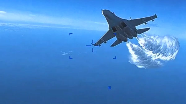 Screengrab of Pentagon video on a US Reaper drone's encounter with a Russian Su-27 fighter jet over the Black Sea. - Sputnik भारत