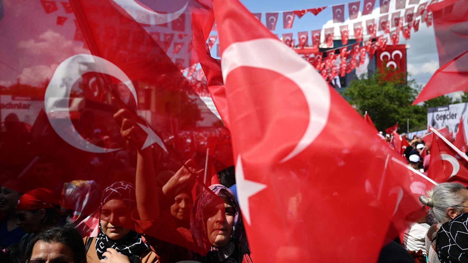 Supporters of incumbent Turkish President Recep Tayyip Erdogan at a rally in Ankara. - Sputnik भारत, 1920, 05.12.2023