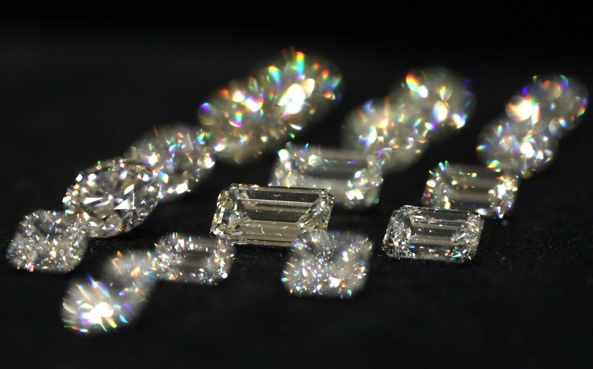 Several diamonds of Alrosa company on the show - Sputnik भारत, 1920, 28.09.2023