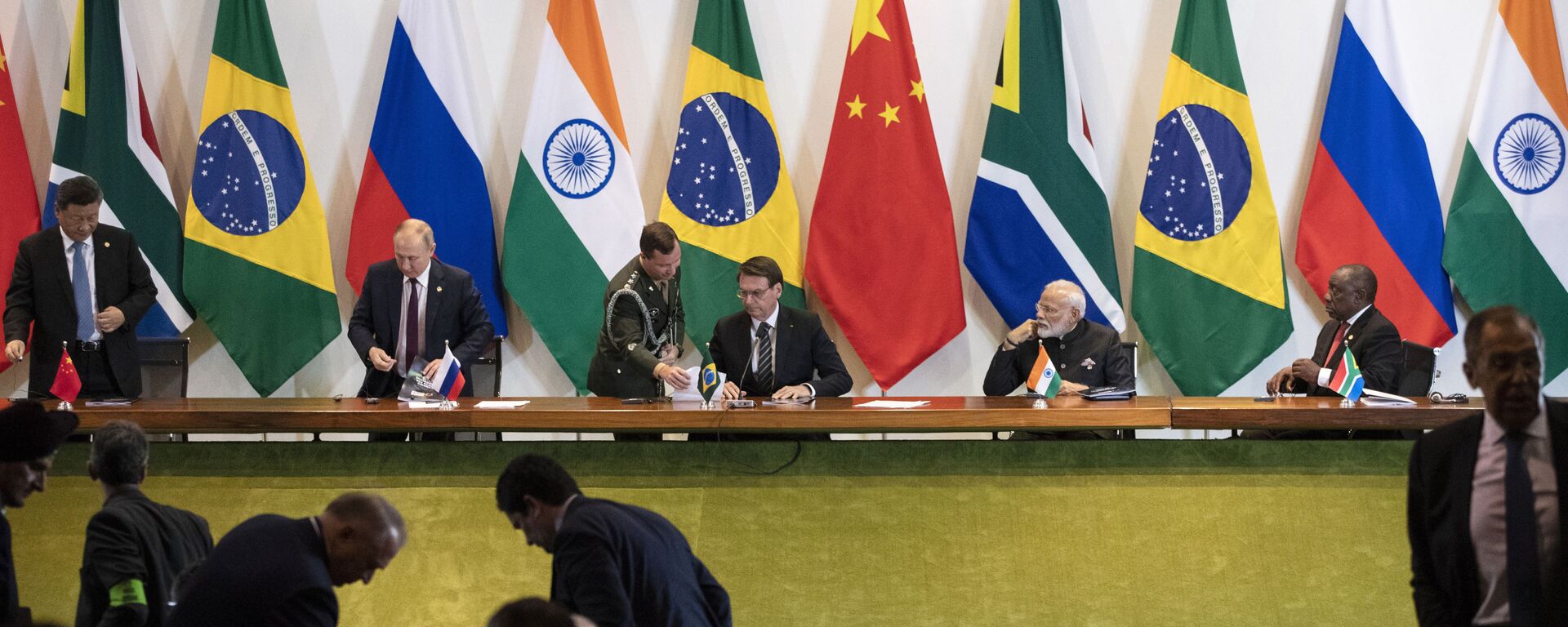 China's President Xi Jinping, left, Russia's President Vladimir Putin, second from left, Brazil's President Jair Bolsonaro, center, India's Prime Minister Narendra Modi, second from right, and South Africa's President Cyril Ramaphosa leave after a meeting with members of the Business Council and management of the New Development Bank during the BRICS emerging economies at the Itamaraty palace in Brasilia, Brazil, Thursday, Nov. 14, 2019. - Sputnik भारत, 1920, 02.06.2023