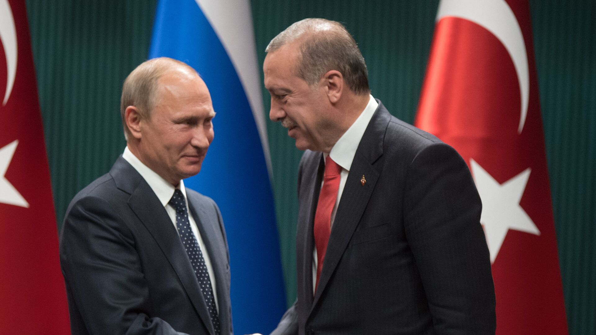 Russian President Vladimir Putin and Turkish President Recep Tayyip Erdogan, right, at a news conference following the Russian-Turkish talks in Ankara - Sputnik भारत, 1920, 04.09.2023