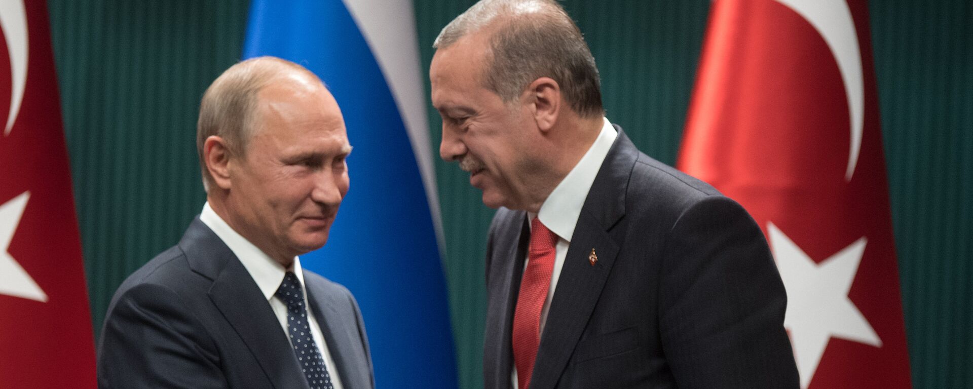 Russian President Vladimir Putin and Turkish President Recep Tayyip Erdogan, right, at a news conference following the Russian-Turkish talks in Ankara - Sputnik भारत, 1920, 02.08.2023