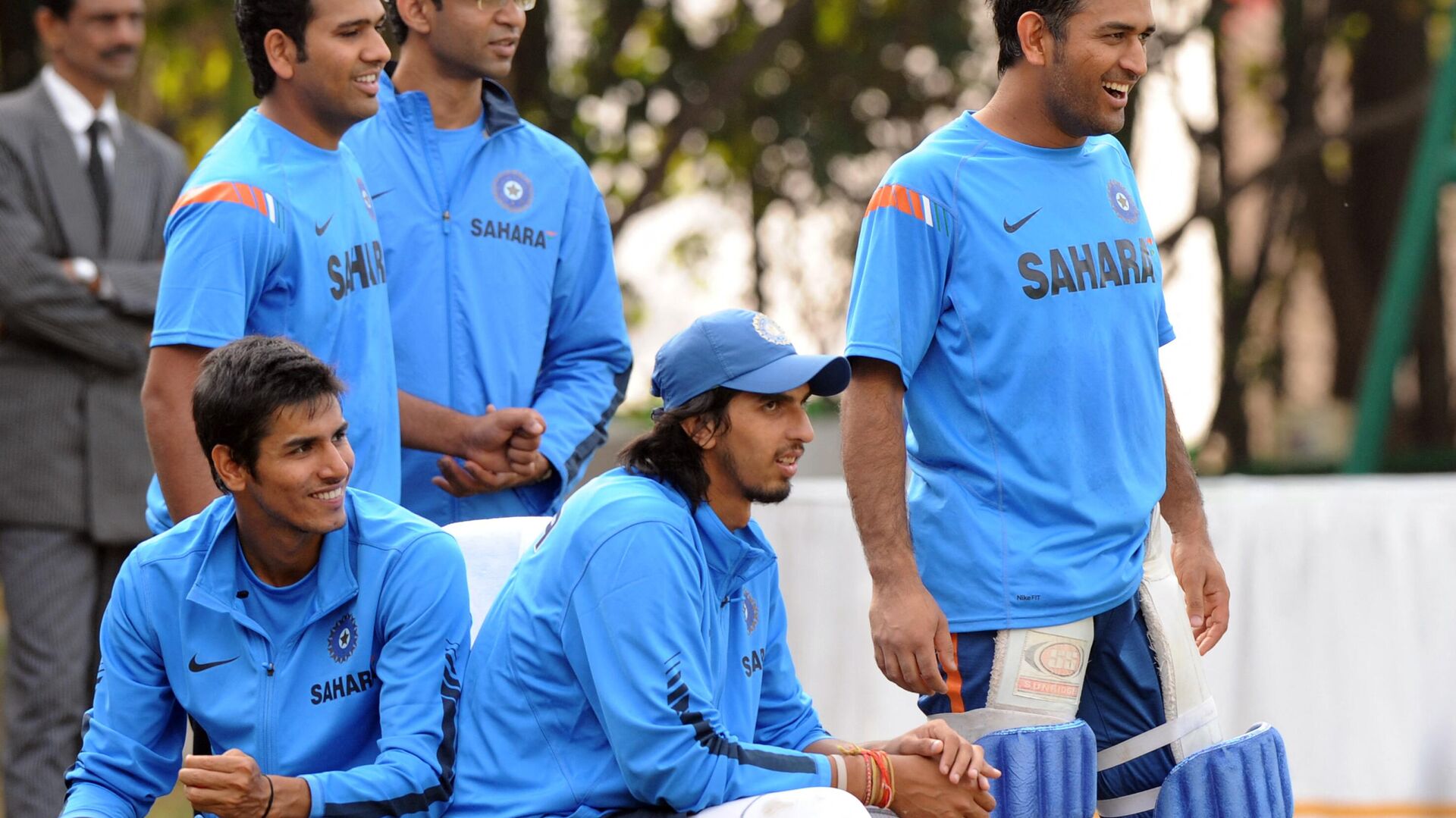 Indian cricket captain Mahendra Sinh Dhoni (R) and his teammates look on during a training session ahead of the second Twenty20 match between India and Sri Lanka  - Sputnik भारत, 1920, 30.05.2023