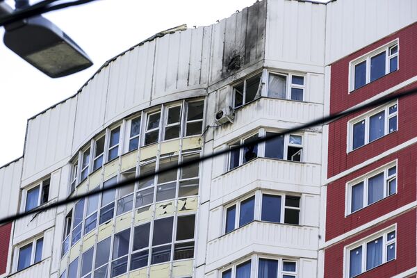 मॉस्को में मंगलवार, 30 मई 2023 को एक अपार्टमेंट इमारत का एक हिस्सा जिसे कथित तौर पर यूक्रेनी ड्रोन द्वारा क्षतिग्रस्त कर दिया गया था। - Sputnik भारत