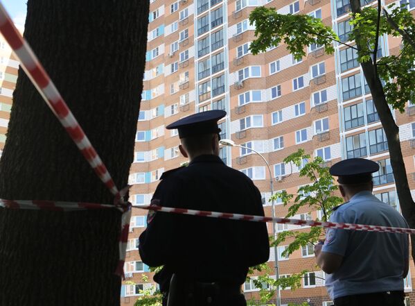 मास्को में प्रोसोयुजनया स्ट्रीट पर एक ड्रोन हमले से क्षतिग्रस्त एक आवासीय इमारत के पास पुलिस अधिकारी। - Sputnik भारत