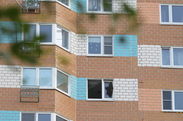 मास्को में प्रोफसोयुजनया स्ट्रीट पर एक ड्रोन हमले से क्षतिग्रस्त एक आवासीय इमारत की टूटी हुई खिड़की। - Sputnik भारत