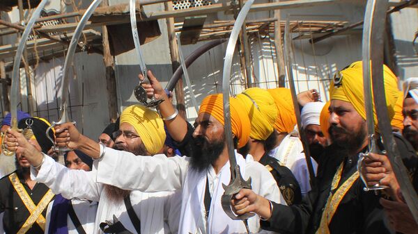 Activists from various radical Sikh organisations hold swords in support of Sikh leader Sant Jarnail Singh Bhindranwale and Khalistan - Sputnik भारत