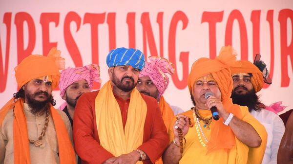 Brij Bhushan Sharan Singh (in the middle), President, Wrestling Federation of India - Sputnik भारत