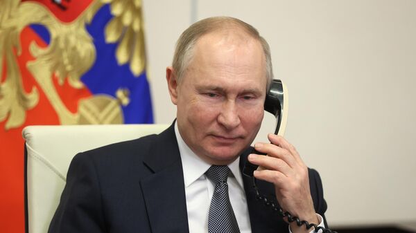 Russian President Vladimir Putin speaks on the phone - Sputnik भारत