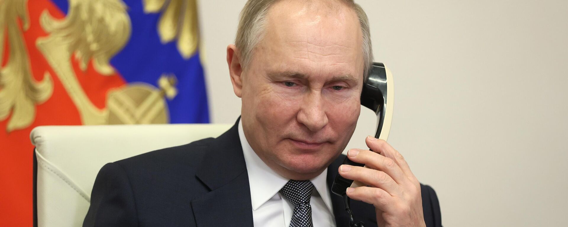 Russian President Vladimir Putin speaks on the phone - Sputnik भारत, 1920, 25.06.2023
