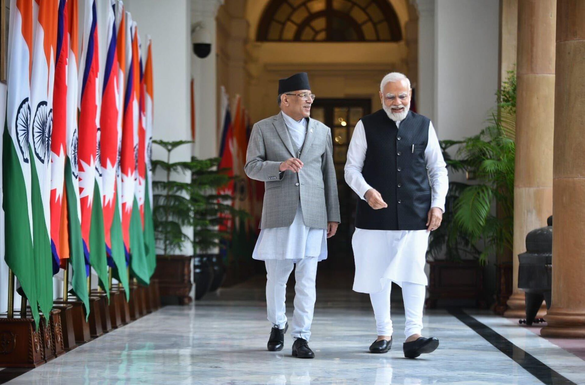 PM Narendra Modi greets PM of Nepal as the latter arrives in Hyderabad House for bilateral talks - Sputnik India, 1920, 28.11.2023
