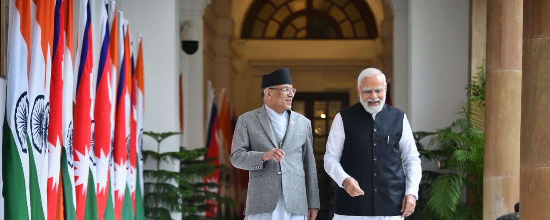 PM Narendra Modi greets PM of Nepal as the latter arrives in Hyderabad House for bilateral talks - Sputnik भारत, 1920, 01.06.2023