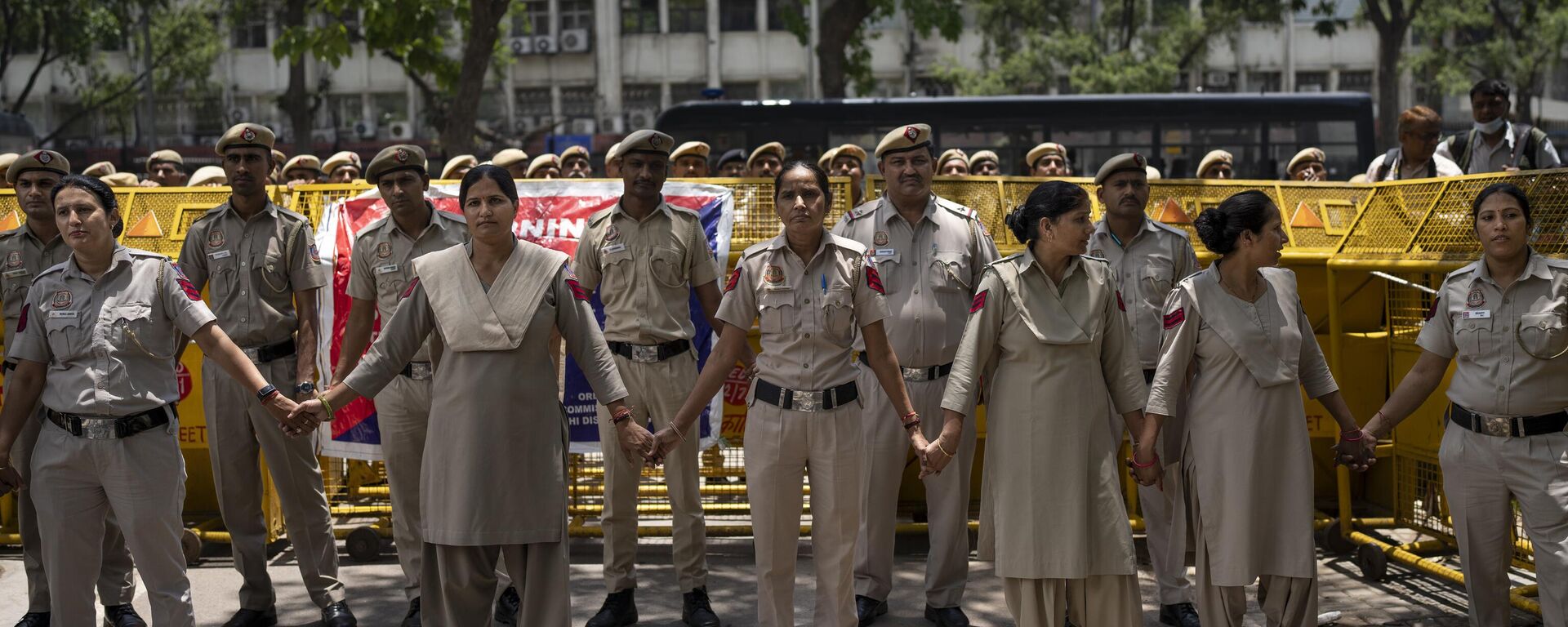 Delhi police personnel stand guard in front of police barricade as supporters of opposition Congress party protest against India's wrestling federation chief over allegations of sexual harassment in New Delhi, India, Thursday, June 1, 2023. - Sputnik भारत, 1920, 05.06.2023