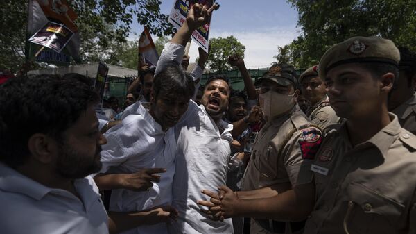 Supporters of opposition Congress party are stopped by policemen during a protest rally against India's wrestling federation chief over allegations of sexual harassment in New Delhi, India, Thursday, June 1, 2023.  - Sputnik भारत
