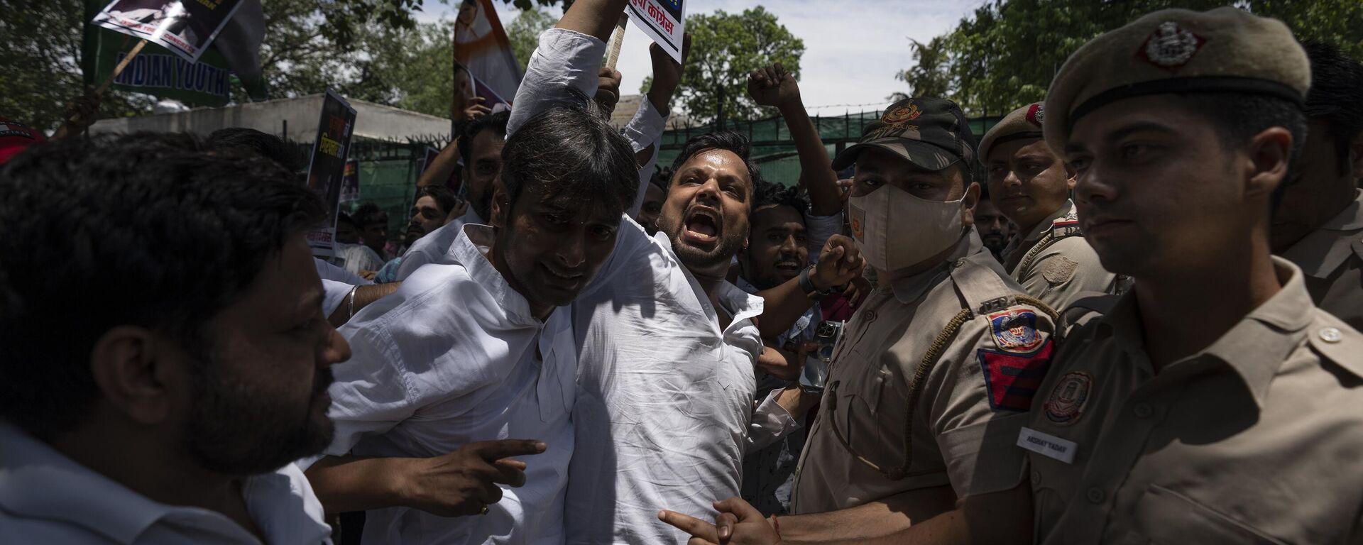 Supporters of opposition Congress party are stopped by policemen during a protest rally against India's wrestling federation chief over allegations of sexual harassment in New Delhi, India, Thursday, June 1, 2023.  - Sputnik India, 1920, 01.06.2023