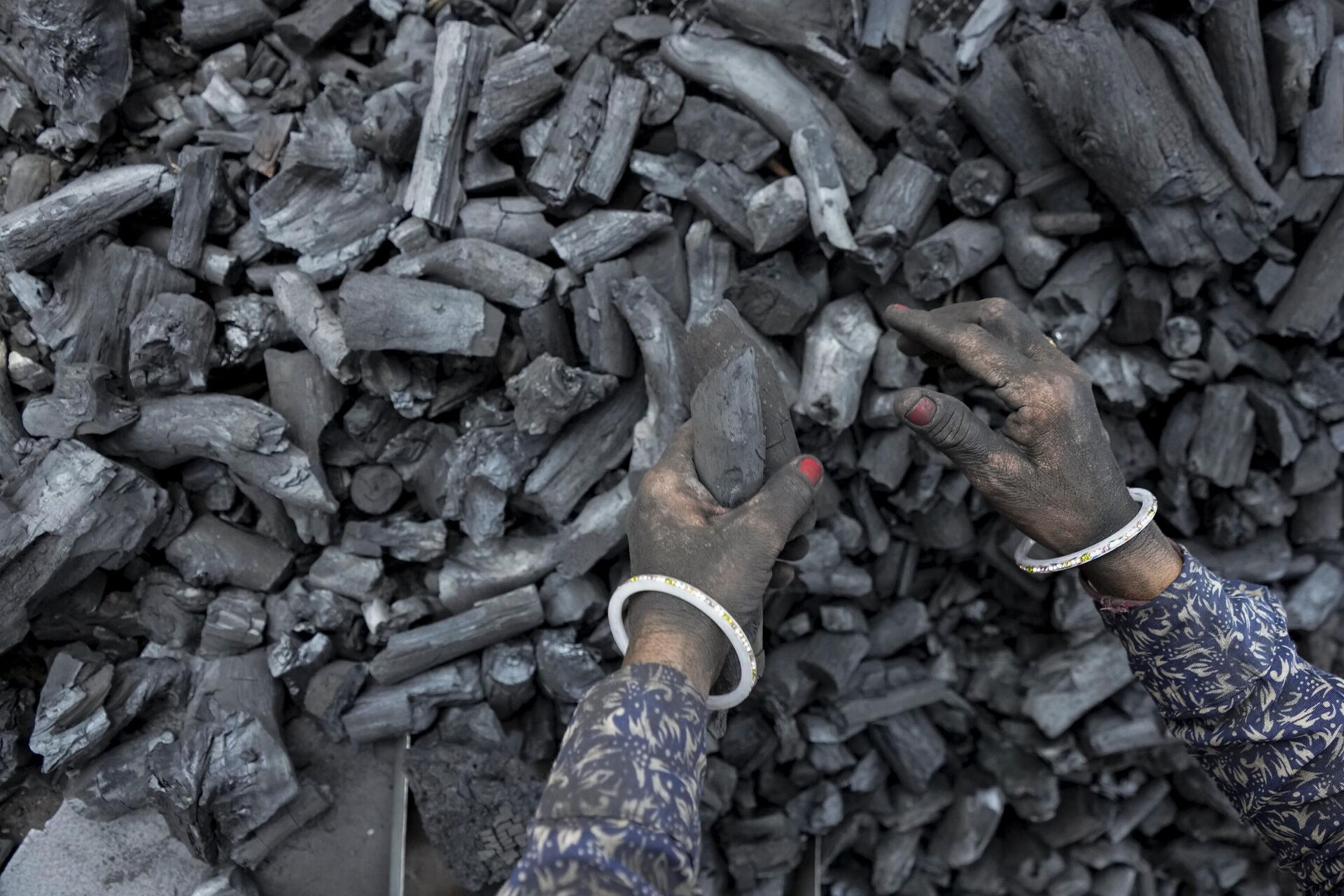 A woman works at a coal depot in Ahmedabad, India, May 2, 2022. - Sputnik India, 1920, 27.09.2024