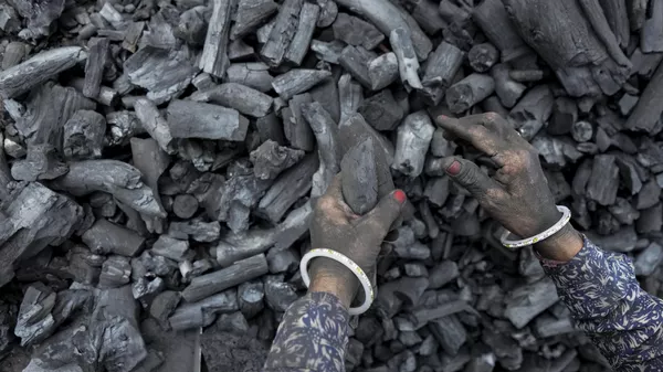 A woman works at a coal depot in Ahmedabad, India, May 2, 2022. - Sputnik India