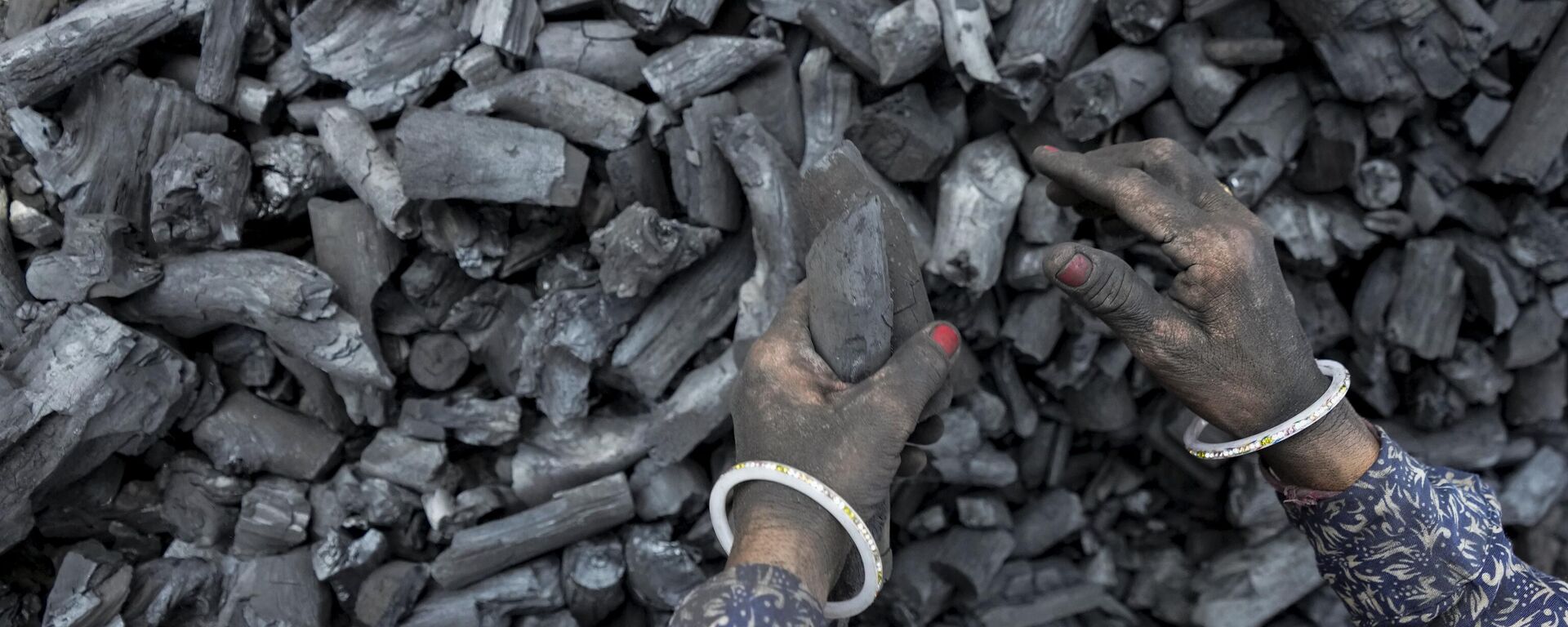 A woman works at a coal depot in Ahmedabad, India, May 2, 2022. - Sputnik India, 1920, 03.06.2023