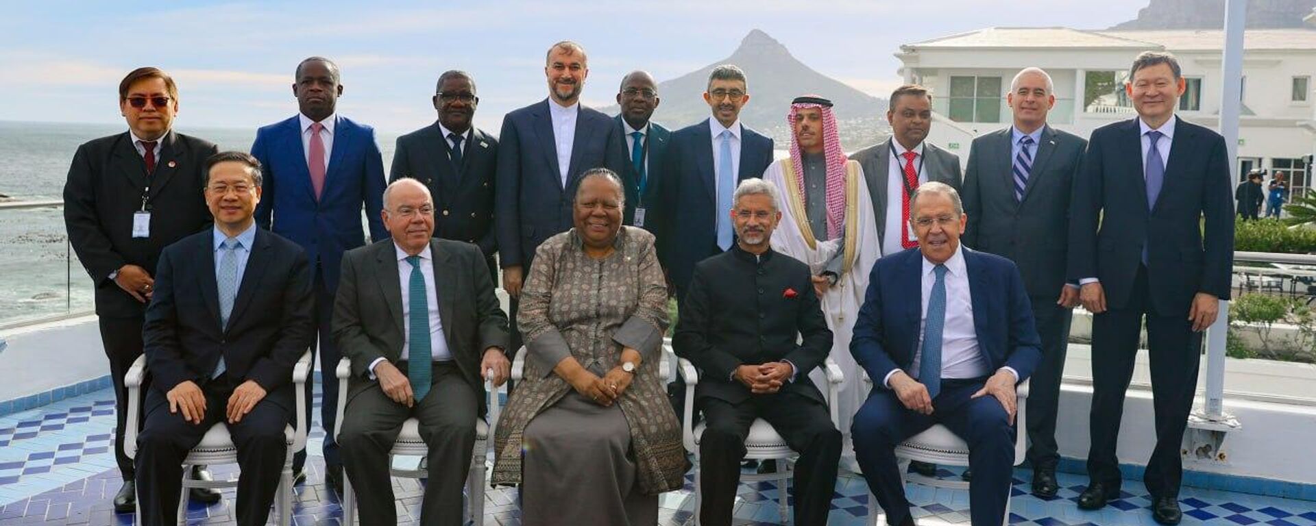Friends of BRICS Foreign Ministers' photo taken at the Family Photo ceremony in Cape Town - Sputnik भारत, 1920, 02.06.2023