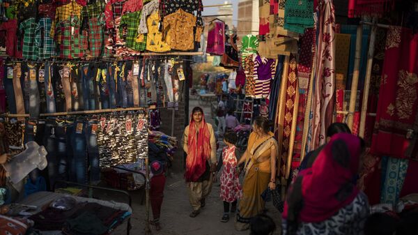 A woman walks through a market without a mask on the outskirts of New Delhi, India, Friday, Nov. 20, 2020. - Sputnik India