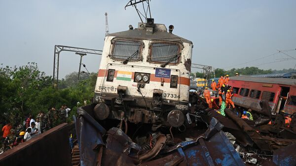 Rescue workers and military personnel gather around damaged carriages at the accident site of a three-train collision near Balasore, about 200 km (125 miles) from the state capital Bhubaneswar in the eastern state of Odisha, on June 3, 2023. At least 288 people were killed and more than 850 injured in a horrific three-train collision in India, officials said on June 3, the country's deadliest rail accident in more than 20 years. (Photo by DIBYANGSHU SARKAR / AFP) - Sputnik India