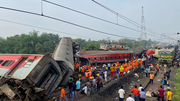 Спасатели работают на месте крушения поездов в Индии - Sputnik India