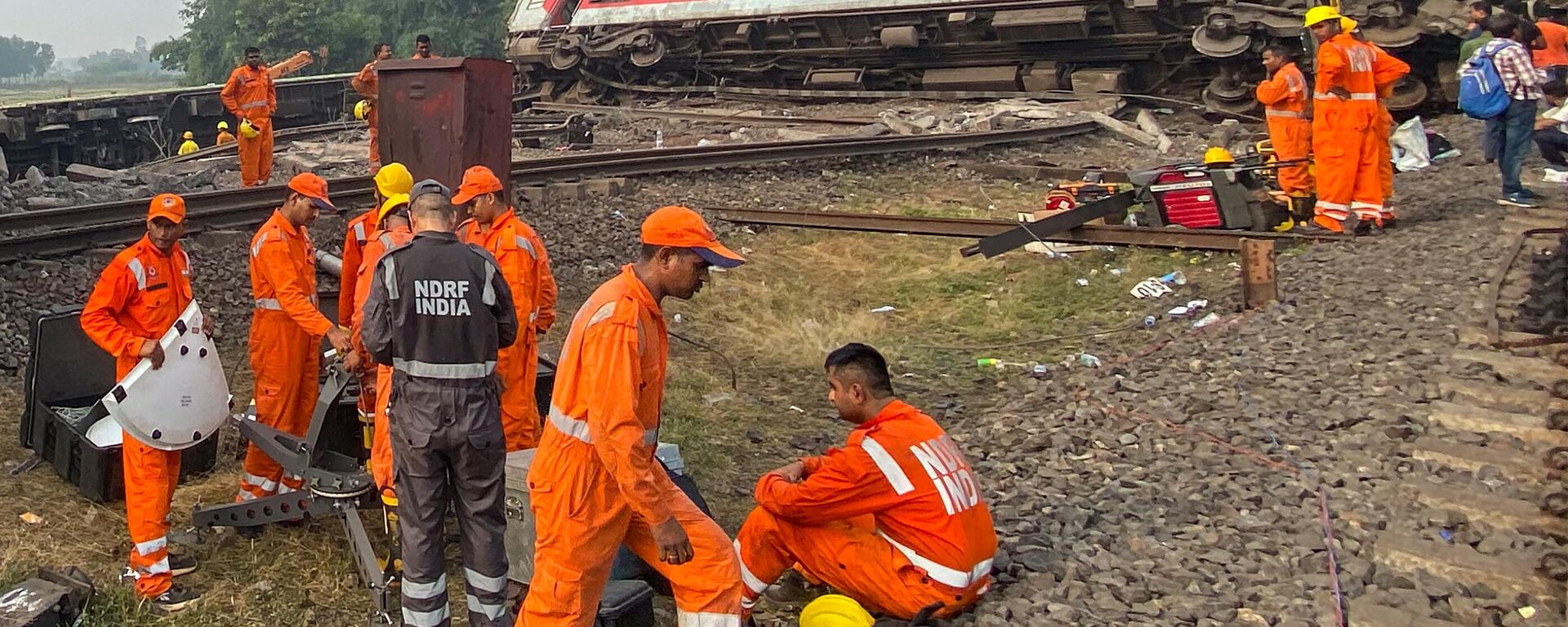 Спасатели работают на месте крушения поездов в Индии - Sputnik India, 1920, 03.06.2023