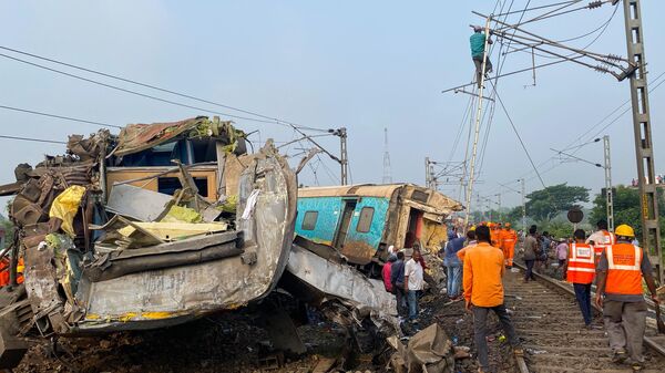 Rescuers seeks for survivors of the deadly Odisha train collision - Sputnik India