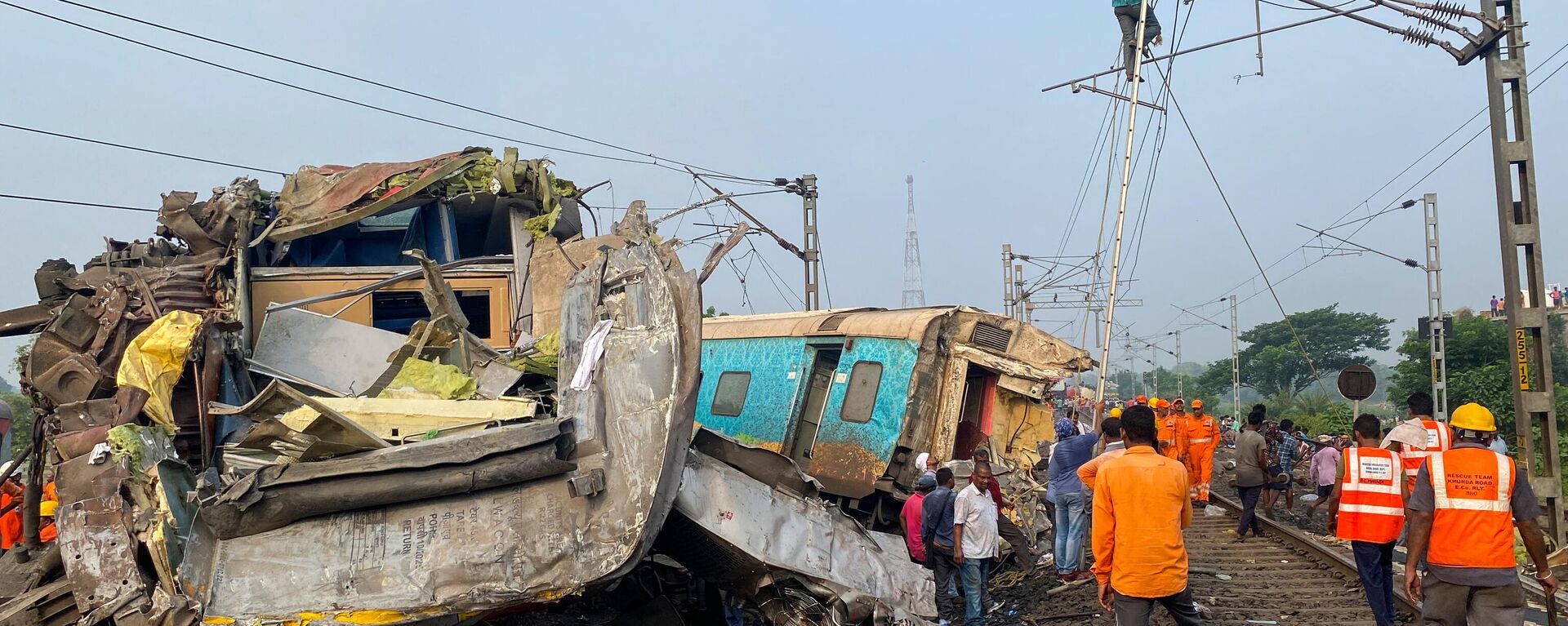 Rescuers seeks for survivors of the deadly Odisha train collision - Sputnik India, 1920, 03.06.2023