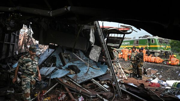 Военные инспектируют разрушенные в результате крушения поезда, Индия - Sputnik भारत