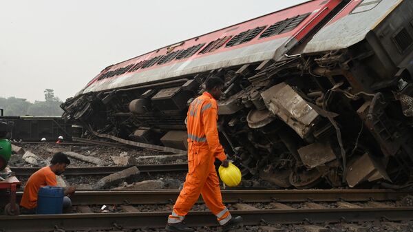 Rescuers working at the Odisha train crash scene, - Sputnik India