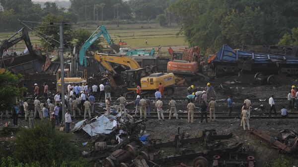 Полиция на месте столкновения поездов в Индии  - Sputnik भारत