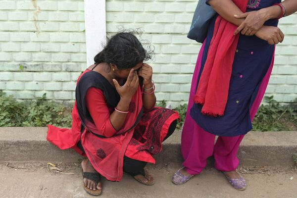 एक रोती महिला जो पटरी से उतरी ट्रेन में सफर कर रहे अपने पति को ढूंढ रही है। (AP Photo/Rafiq Maqbool) - Sputnik भारत