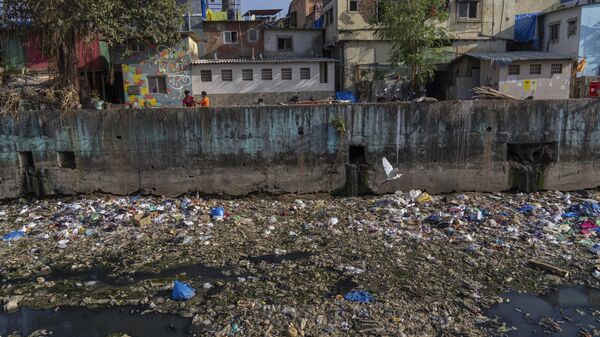 Garbage along with plastic chokes a polluted canal in Mumbai, India, Monday, May 29, 2023. - Sputnik India
