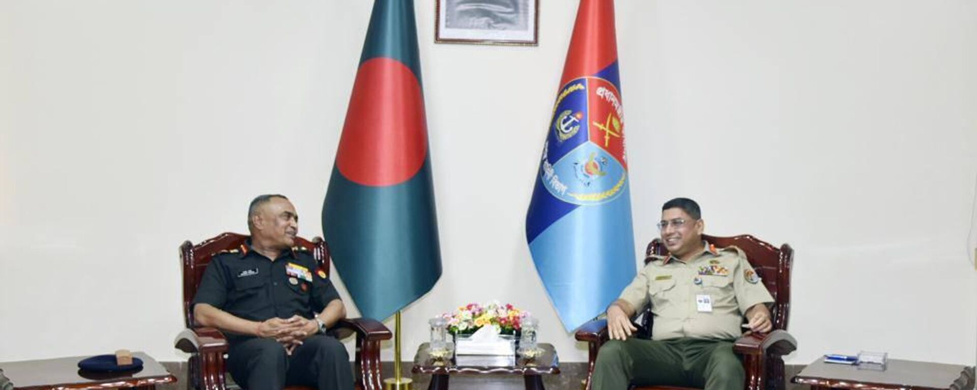 Indian Army Chief General Manoj Pande meets his Bangladeshi counterpart S M Shafiuddin Ahmed in Dhaka.  - Sputnik India, 1920, 05.06.2023