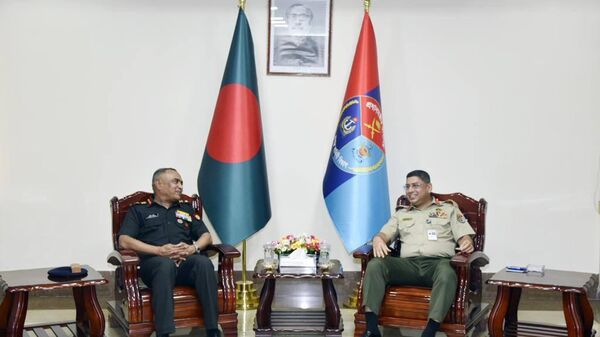 Indian Army Chief General Manoj Pande meets his Bangladeshi counterpart S M Shafiuddin Ahmed in Dhaka.  - Sputnik India