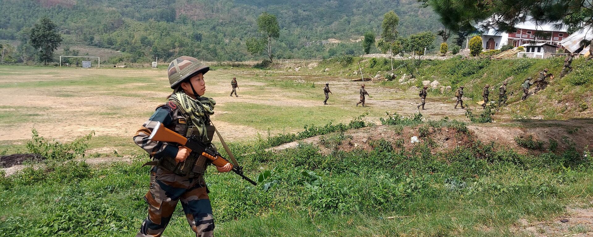 Indian Army and Assam Rifles personnel take part in a search operation of illegal weapons in Waroching village in Kangpokpi district some 24 km from Imphal on June 3, 2023, following ongoing ethnic violence in India's northeastern Manipur state.  - Sputnik India, 1920, 06.06.2023
