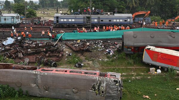 Railway workers help to restore services at the accident site of a three-train collision near Balasore, about 200 km (125 miles) from the state capital Bhubaneswar in the eastern state of Odisha, on June 4, 2023. - Sputnik India