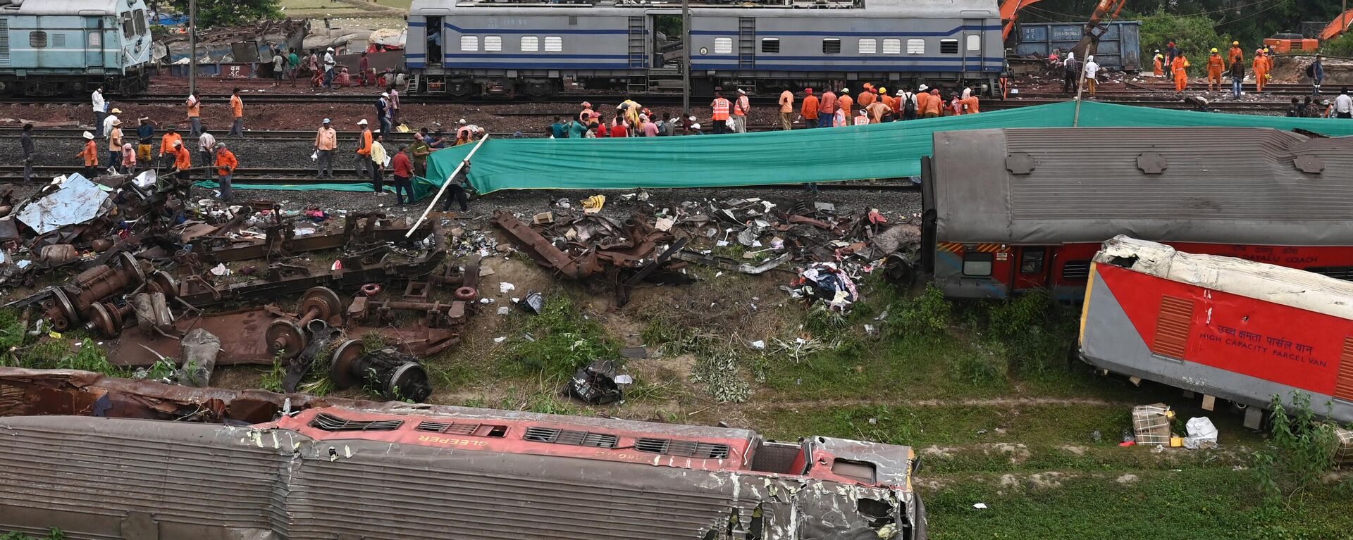 Railway workers help to restore services at the accident site of a three-train collision near Balasore, about 200 km (125 miles) from the state capital Bhubaneswar in the eastern state of Odisha, on June 4, 2023. - Sputnik India, 1920, 06.06.2023
