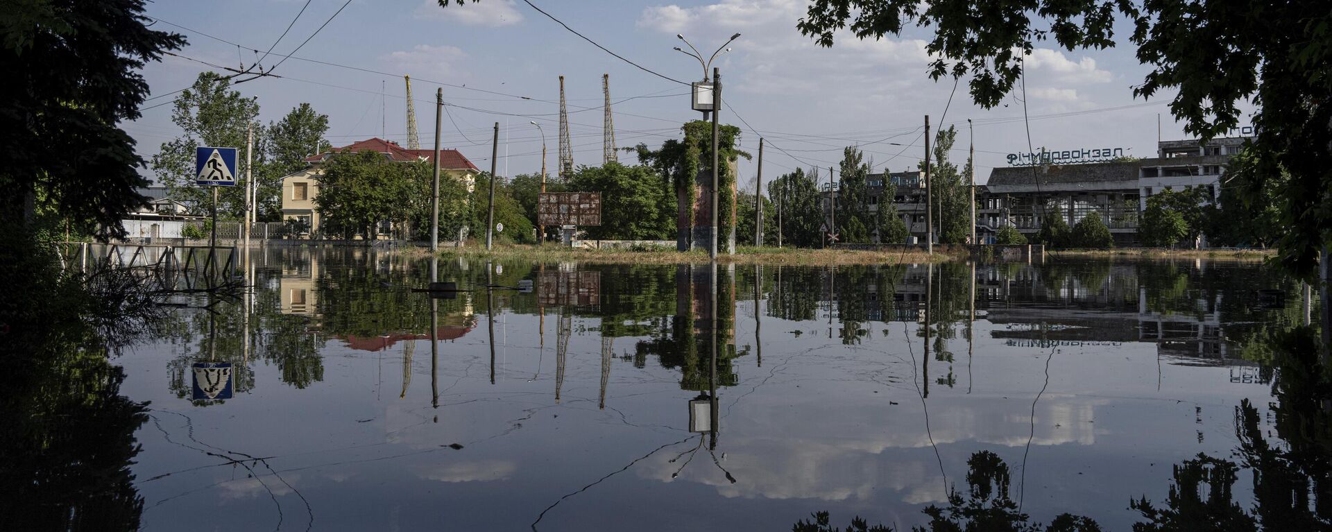 Streets are flooded in Kherson, Ukraine, Tuesday, Jun 6, 2023 after the Kakhovka dam was blown up overnight. The wall of a major dam in a part of southern Ukraine has collapsed, triggering floods, endangering Europe's largest nuclear power plant and threatening drinking water supplies. - Sputnik भारत, 1920, 06.06.2023
