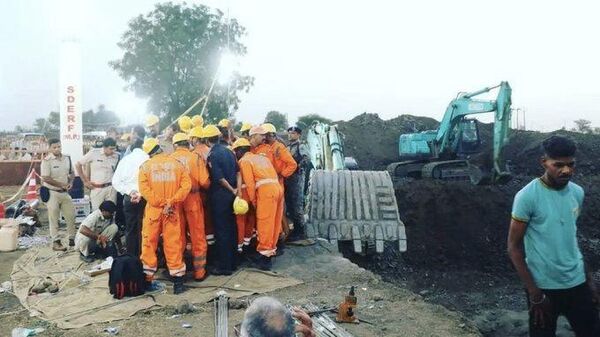 A massive rescue operation underway to save a two-and-a-half-year-old girl who fell into a 300-foot-deep borewell on Tuesday afternoon in Sehore district of India's Madhya Pradesh state. - Sputnik India