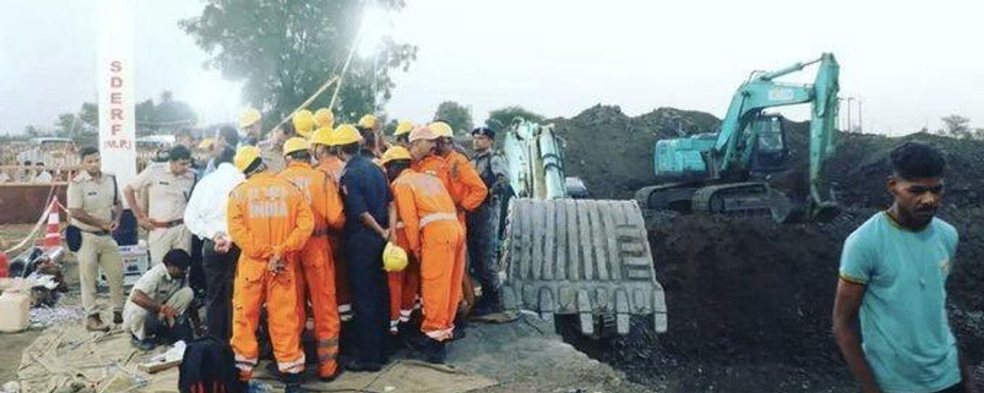 A massive rescue operation underway to save a two-and-a-half-year-old girl who fell into a 300-foot-deep borewell on Tuesday afternoon in Sehore district of India's Madhya Pradesh state. - Sputnik India, 1920, 08.06.2023